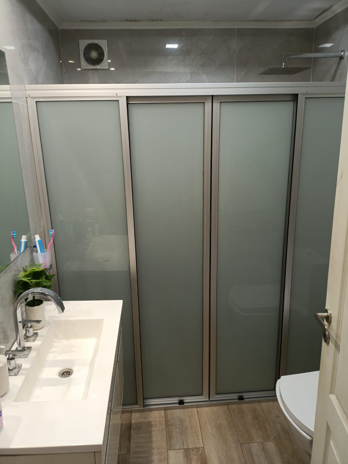 Mampara de aluminio y vidrio para ducha