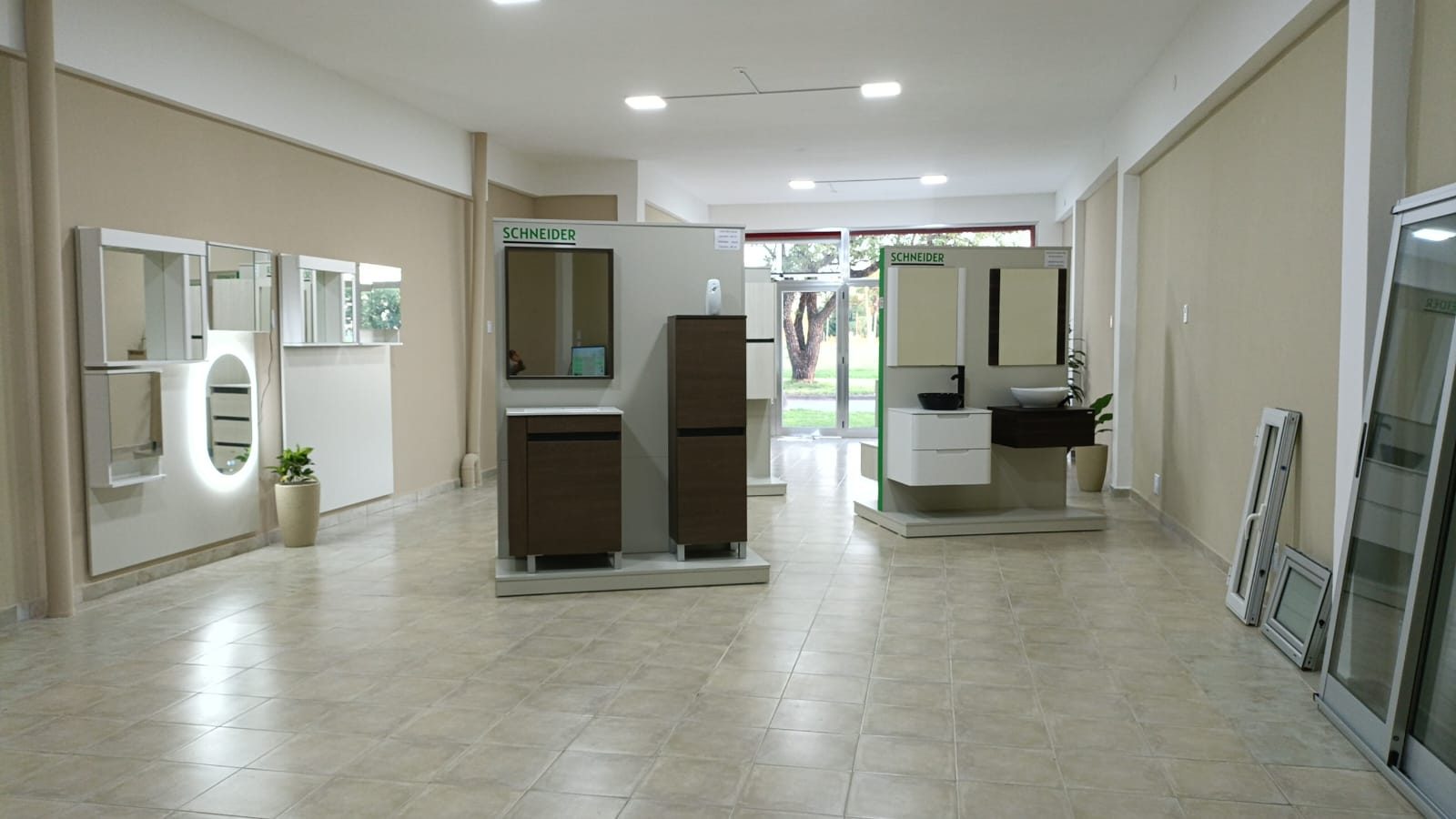 Showroom de Alumintec con muebles de baño exhibidos